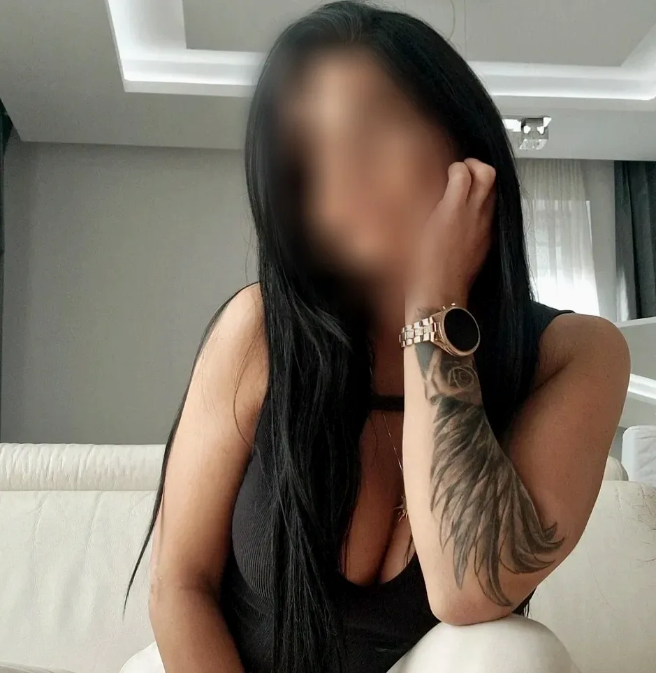 Emilia, 38